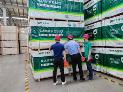 头条丨新城控股集团代表一行走进千年舟集团旗下澳思柏恩智能工厂，共探房地产产业链协同新机遇